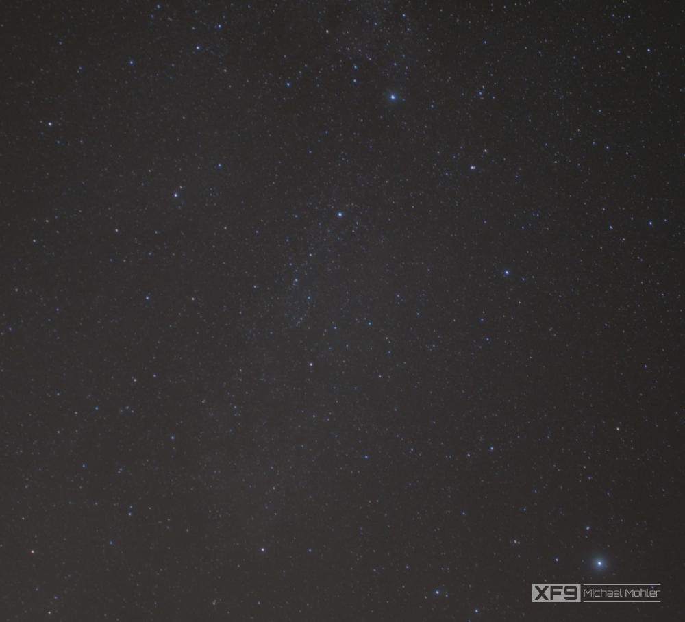 An image of the night sky with 5 brights stars reassembling a cross - cygnus